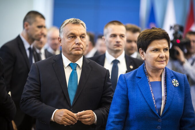Orbán Viktor és Beata Szydlo távoznak a sajtótájékoztatóról (Fotó: MTI)