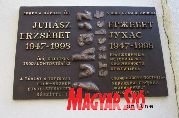 Juhász Erzsébet egykori lakóházán emléktáblát helyezett el a topolyai Film-Múzeum Civil Szervezet