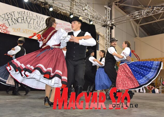 A szabadkai fiatalokból álló Talentum tánccsoport látványos produkciója A szabadkai fiatalokból álló Talentum tánccsoport látványos produkciója