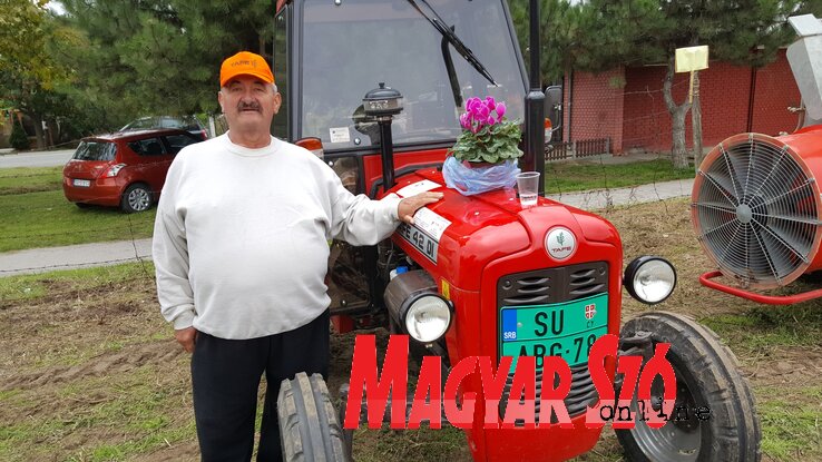Belák Ferencék nagy becsben tartják az új traktort (kép: Gergely Árpád)