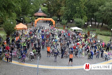 A résztvevők a város főterén egyszerre emelték a magasba kerékpárjukat (kép: Máriás Endre)