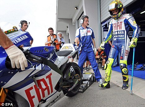 Mankókról a nyeregbe: Valentino Rossi (Fotó: Beta/AP)