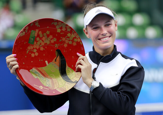 Caroline Wozniacki hat elveszített döntő után emelhetett magasba egy trófeát (FOtó: Beta/AP)