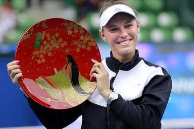 Caroline Wozniacki hat elveszített döntő után emelhetett magasba egy trófeát (FOtó: Beta/AP)
