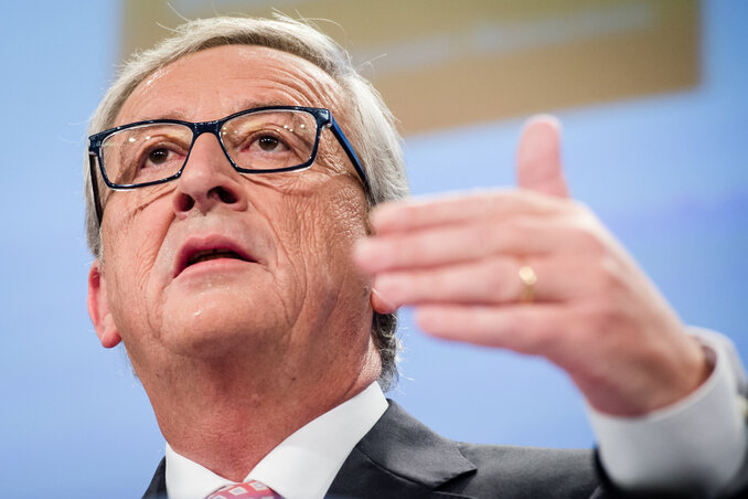 Jean-Claude Juncker vázolja elképzeléseit a médiának a brüsszeli bejelentését követően (Fotó: Beta/AP)