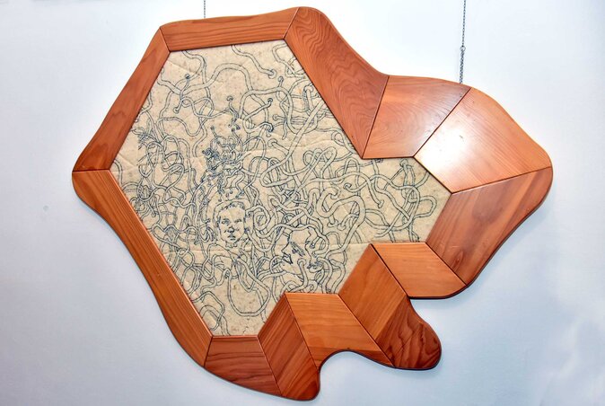 A Kilátó e számát Pulai Árpád textilművész alkotásaival illusztráltuk, aki múlt pénteken vette át Topolyán a Nagyapáti Kukac Péter Képzőművészeti Díjat. Gergely Árpád felvételein a Művelődési Házban kiállított alkotások egy része látható.