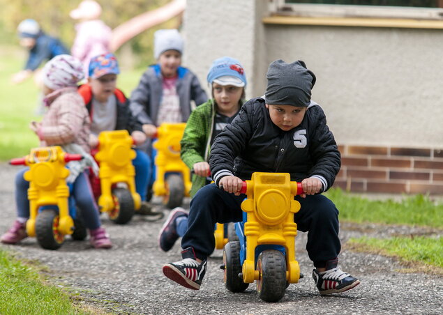 Gyerekek játszanak a bősi Magyar Tanítási Nyelvű Óvodában (Fotó: MTI)
