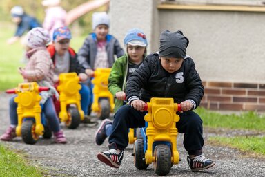 Gyerekek játszanak a bősi Magyar Tanítási Nyelvű Óvodában (Fotó: MTI)