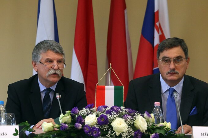 Kövér László, mellette Hörcsik Richárd, az Országgyűlés európai ügyek bizottságának elnöke (Fotó: MTI)