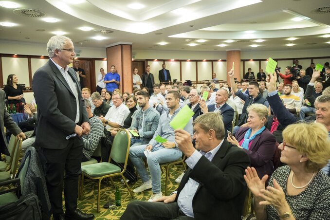 Wladár Sándor megválasztásának pillanata (Fotó: MTI)