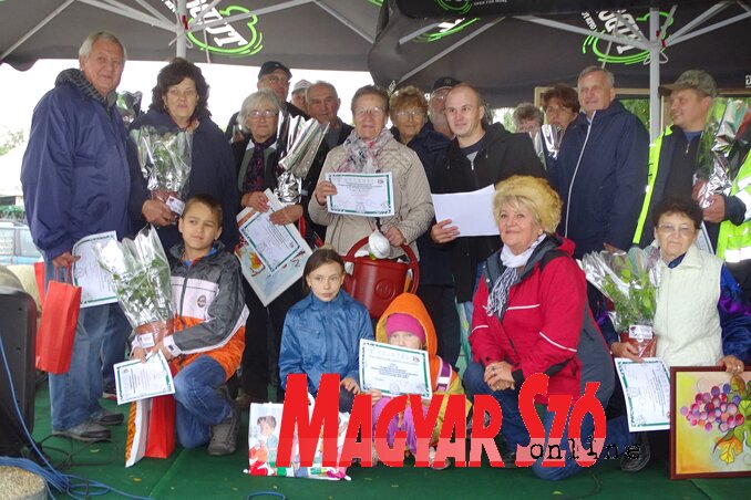 Magyarország legszebb konyhakertjei 2017. évi helyi versenyének kategóriagyőztesei és dobogósai (Góbor Béla felvétele) Magyarország legszebb konyhakertjei 2017. évi helyi versenyének kategóriagyőztesei és dobogósai (Góbor Béla felvétele)
