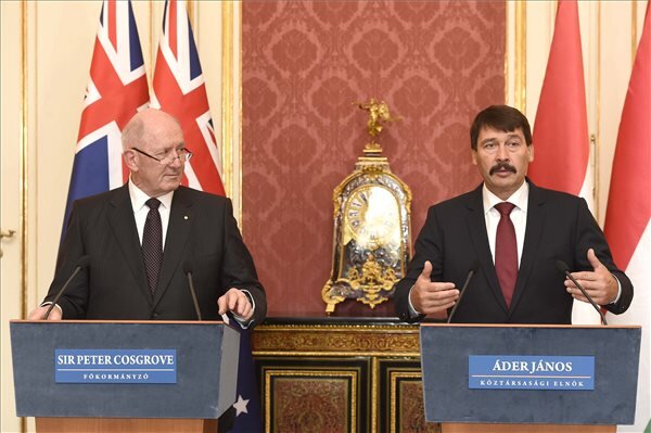 Áder János magyar köztársasági elnök és Peter Cosgrove, Ausztrália főkormányzója sajtótájékoztatót tart (Fotó: MTI)