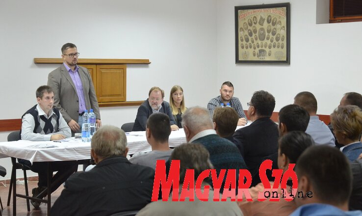 Juhász Bálint ismerteti a legújabb pályázati kiírást (Lakatos János felvétele)
