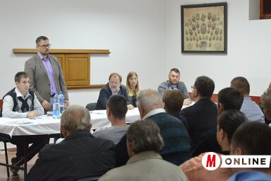 Juhász Bálint ismerteti a legújabb pályázati kiírást (Lakatos János felvétele)