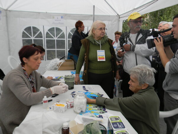 A megelőzésben nagyon fontos szerepet játszik a rendszeres vércukorszintmérés (Feró:  Fehér Rózsa)