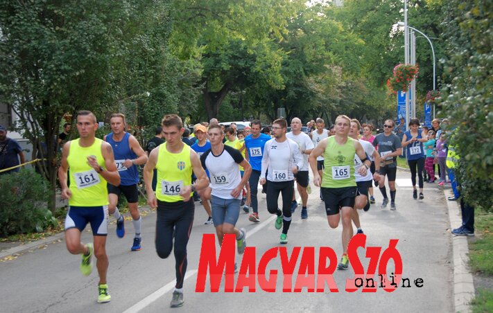 Maratonra induló férfiak (Homolya Horváth Ágnes felvétele)
