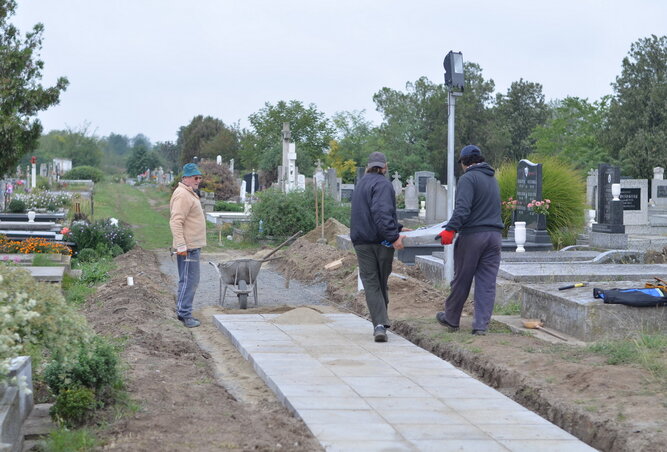 Épül az emlékhelyhez vezető út (Fotó: Lakatos János)