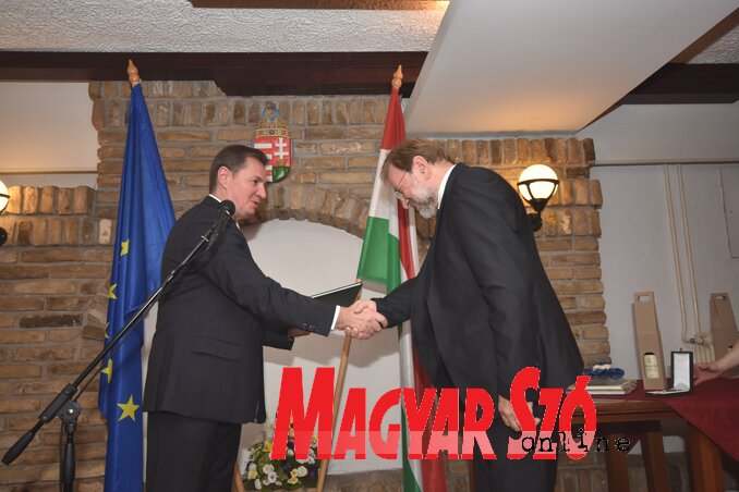 Dr. Babity János főkonzul átadja a magyar állami kitüntetést (Fotó: Gergely Árpád)