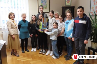 De Negri Ibolya az adai diákokkal, tanárokkal és az igazgatóval (Fotó: Csincsik Zsolt)