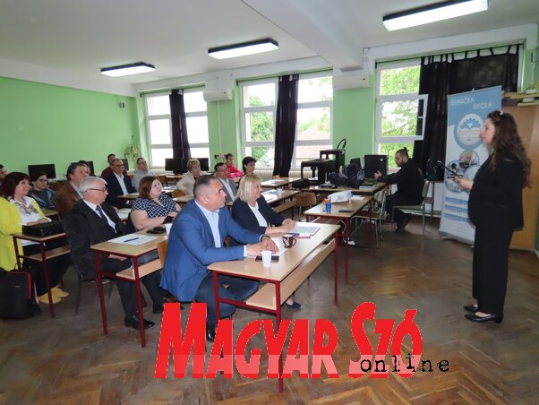 A konferenciát Gilice Hilda, az adai Műszaki Iskola igazgatója nyitotta meg (Fotó: Csincsik Zsolt) A konferenciát Gilice Hilda, az adai Műszaki Iskola igazgatója nyitotta meg (Fotó: Csincsik Zsolt)