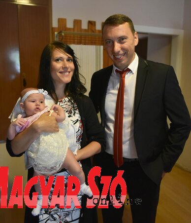 A szülők a nagy ajándékkal, Emíliával A szülők a nagy ajándékkal, Emíliával