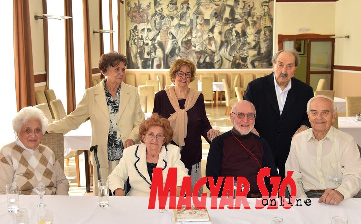 A közelmúltban találkoztak az 1950-ben érettségizettek, balról jobbra ülnek: Szabó Borbála, Törköly István és felesége, valamint Piszár József, állnak: Burány Márta és Verebes házaspár, Jerne és Ernő.