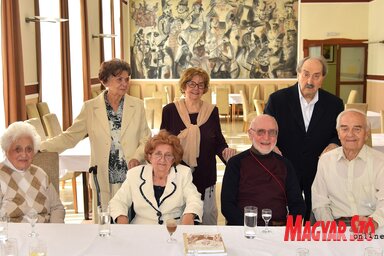 A közelmúltban találkoztak az 1950-ben érettségizettek, balról jobbra ülnek: Szabó Borbála, Törköly István és felesége, valamint Piszár József, állnak: Burány Márta és Verebes házaspár, Jerne és Ernő.