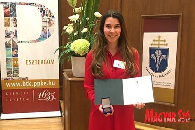 Móricz Virág Kinga a Kazinczy-éremmel
