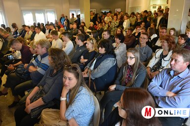 A hallgatók szüleik kíséretében érkeztek Újvidékre (Ótos András felvétele)