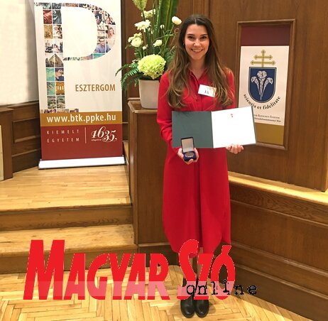 Móricz Virág Kinga a Kazinczy-éremmel Móricz Virág Kinga a Kazinczy-éremmel
