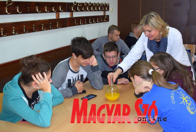 A diákok nagy izgalommal vetették bele magukat a játékos feladatok megoldásába (Máriás Endre felvétele)
