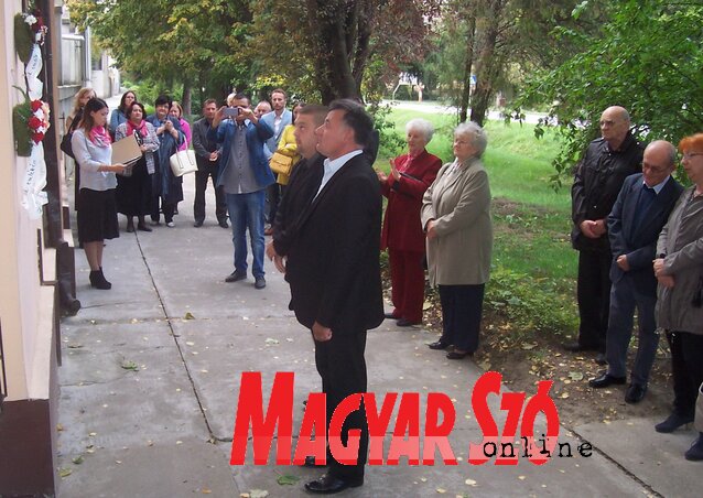 Kerekes Zoltán, Kishegyes község alpolgármestere és Szűgyi István, a képviselő-testület elnöke megkoszorúzzák a Csépe-emléktáblát (Lakatos János felvétele)