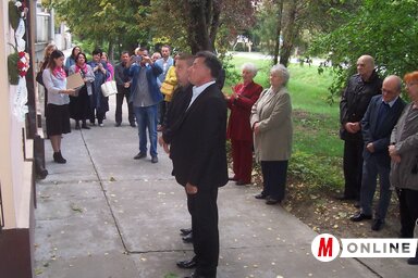 Kerekes Zoltán, Kishegyes község alpolgármestere és Szűgyi István, a képviselő-testület elnöke megkoszorúzzák a Csépe-emléktáblát (Lakatos János felvétele)
