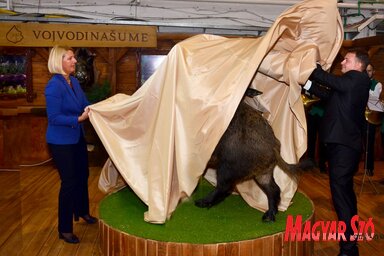 Takács Márta és Slobodan Cvetković közösen leplezte le a közvállalat központi standján található főtrófeát