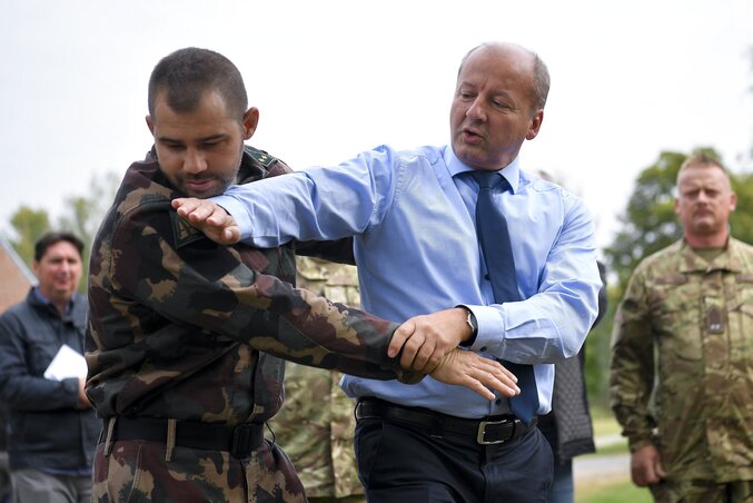 Simicskó István bemutatót tart a tartalékos katonák eskütétele előtt (Fotó: MTI)