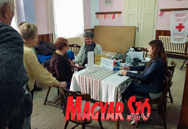 Vércukorszintmérés a nyugdíjasok otthonában (Lakatos János felvétele)