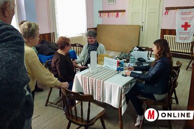 Vércukorszintmérés a nyugdíjasok otthonában (Lakatos János felvétele)