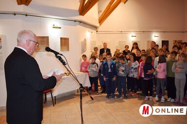 A Janikovszky Éva-emlékkiállítást Hajnal Jenő, a Magyar Nemzeti Tanács elnöke nyitotta meg (Máriás Endre felvétele)