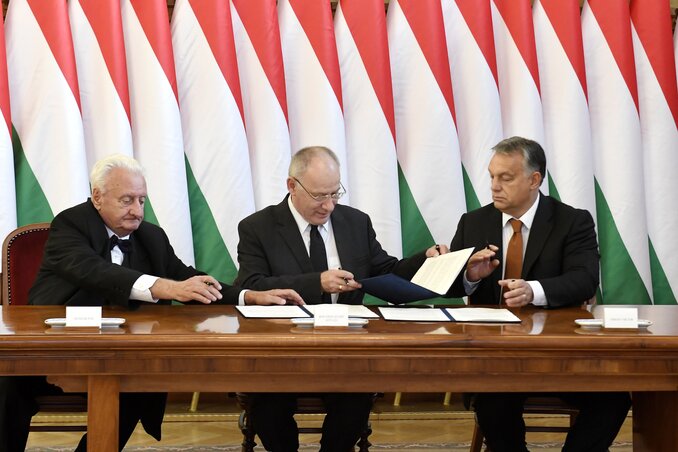 Orbán Viktor magyar miniszterelnök (j), Bogárdi Szabó István püspök, az MRE Zsinatának lelkészi elnöke (k) és Huszár Pál főgondnok, az MRE Zsinatának világi elnöke (b) aláírja a magyar kormány és a Magyarországi Református Egyház (MRE) közötti viszony alapelveiről, az együttműködést meghatározó feladatokról szóló megállapodást az Országházban (MTI Fotó: Koszticsák Szilárd)