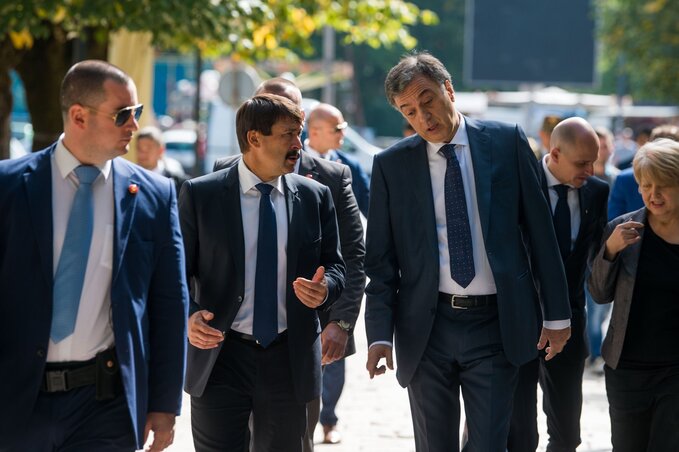 Áder János és Filip Vujanović sétát tesz Cetinjében (Fotó: MTI)