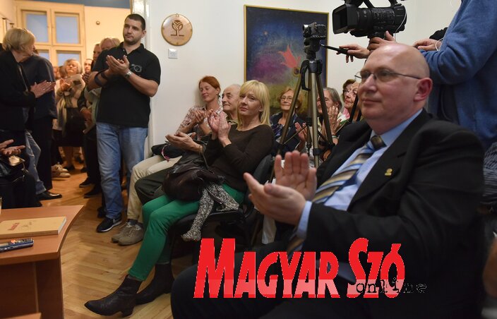 Szűknek bizonyult a terem, sokan a folyosóról hallgatták a Magyar Szó munkatársait (Ótos András felvétele) Szűknek bizonyult a terem, sokan a folyosóról hallgatták a Magyar Szó munkatársait (Ótos András felvétele)