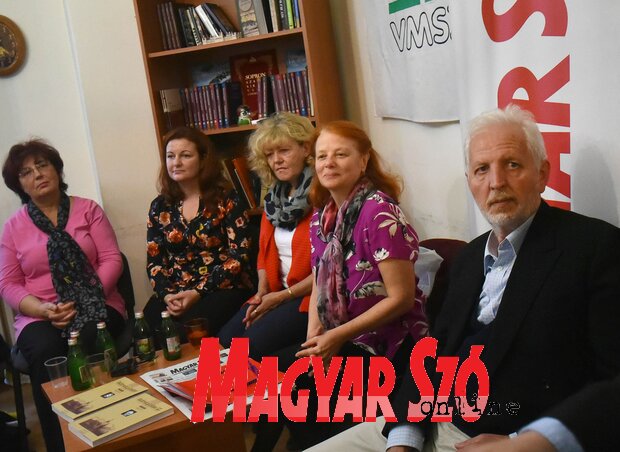 A Magyar Szó munkatársai a vendégek kérdéseire válaszolnak (Ótos András felvétele)