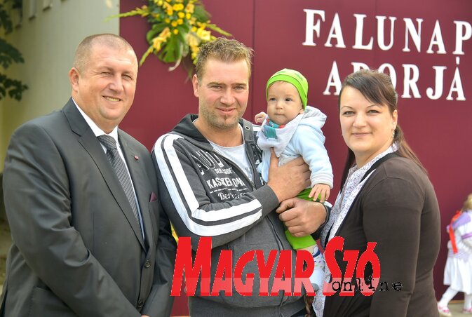 A falu legfiatalabb gyermeke, Bödő Leó (Gergely József felvétele) A falu legfiatalabb gyermeke, Bödő Leó (Gergely József felvétele)