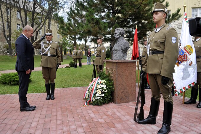 A honvédelmi miniszter megkoszorúzza Lahner György vezérőrnagy szobrát (Fotó: MTI)