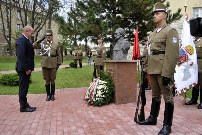 A honvédelmi miniszter megkoszorúzza Lahner György vezérőrnagy szobrát (Fotó: MTI)