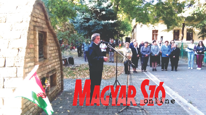 Gruber Ferenc beszéde a megemlékezésen (Csincsik Zsolt felvétele) Gruber Ferenc beszéde a megemlékezésen (Csincsik Zsolt felvétele)