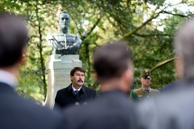 Áder János beszédet mond Kazinczy Lajos honvédezredes szobránál (Fotó: MTI)