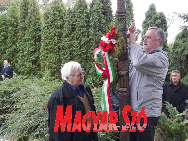 A VMDP nevében Csorba Béla elnök, és Ágoston András, a temerini helyi szervezet elnöke koszorúz (Góbor Béla felvétele) A VMDP nevében Csorba Béla elnök, és Ágoston András, a temerini helyi szervezet elnöke koszorúz (Góbor Béla felvétele)