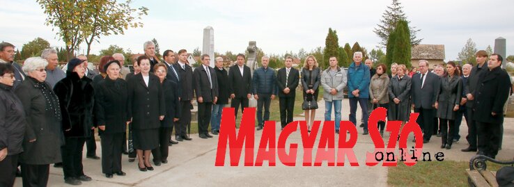 Főhajtás a magyarkanizsai temetőben a vértanúk emlékére (Puskás Károly felvétele) Főhajtás a magyarkanizsai temetőben a vértanúk emlékére (Puskás Károly felvétele)