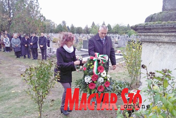 Az adai önkormányzat nevében Zoran Dragin és Urbán Mónika koszorúzott (Csincsik Zsolt felvétele)